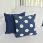 Almofada sarja azul poá grande