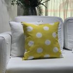 Almofada sarja amarela poá grande