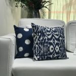 Almofada sarja azul e branca estampada étnico