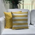 Almofada sarja listrada branco e amarelo