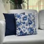 Almofada algodão floral azul e branco G