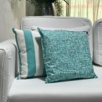 Almofada acquablock estampado turquesa e branco