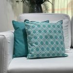 Almofada acquablock geométrico turquesa e branco