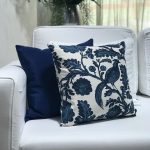 Almofada sarja pássaro e flor azul e branco