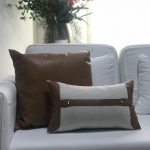 Almofada linho e couro caramelho retangular