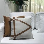 Almofada linho e couro caramelho triangulo