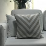ALMOFADA  JACQUARD LISTRA BRANCO E BEGE