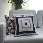 Almofada sarja branco marinho e vermelho moldura