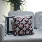 Almofada sarja branco marinho e vermelho geometrica