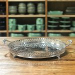 BANDEJA REDONDA BORDA RENDADA COM ALÇA PRATA