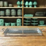 BANDEJA RETANGULAR BORDA RENDADA COM ALÇA PRATA