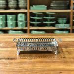 BANDEJA RETANGULAR PRATA COM PÉ BORDA E ALÇA