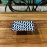 Bandeja alta cobre e azulejo corrente azul