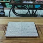 Bandeja baixa cobre e azulejo labirinto vermelho