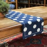 Caminho de mesa azul poá grande