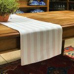 Caminho de mesa jacquard listrado rosa