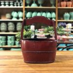 Cachepot oval com alça madeira vermelho