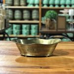 Cesta oval com pé bolinha brasão ouro