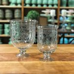 Donzela com pé vidro folhas bojuda