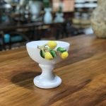 Fruteira cerâmica branca com limões