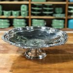 Prato com pé trabalhado prata