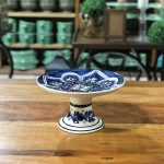 Prato com pé toscana azul e branco