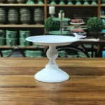 Prato com pé ferro passarinho branco