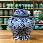 Pote com tampa bojudo flor porcelana azul e branca