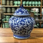 Pote com tampa estampado bojudo porcelana azul e branca