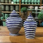 Pote com tampa espiral azul e branca