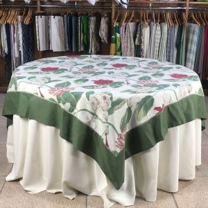 Sobretoalha jacquard floral paradiso com borda verde