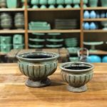 Vaso redondo com pe ceramica verde antigo