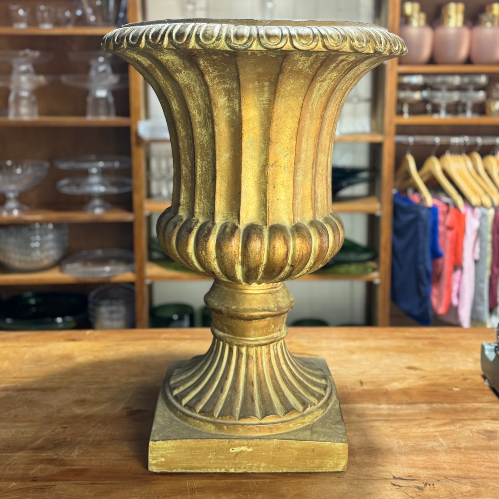 Anfora resina dourada