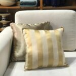 Almofada jacquard listrado dourado