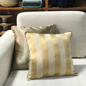 Almofada jacquard listrado dourado