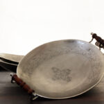 BANDEJA OVAL NIQUEL COM ALÇA MADEIRA