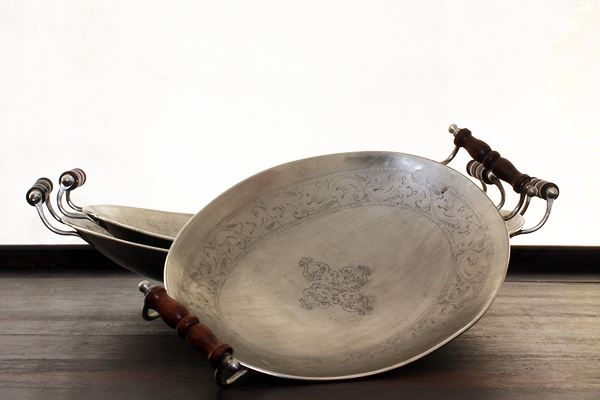 BANDEJA OVAL NIQUEL COM ALÇA MADEIRA