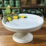 Prato de bolo cerâmica branca com pássaro e limões