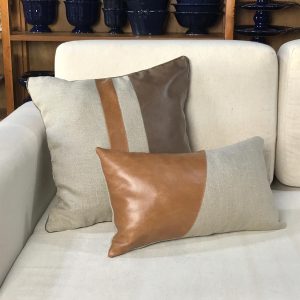 Almofada retangular linho bege e couro caramelo