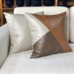 Almofada triângulos de couro gelo, marrom e caramelo