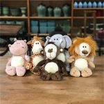 Personagem pelúcia girafa