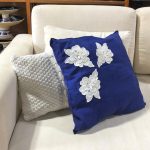 Almofada azul aplique flor