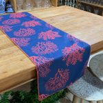 Caminho de mesa azul com coral