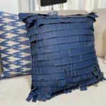 Almofada couro azul franja quadrada