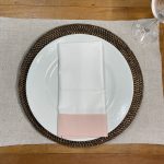 GUARDANAPO BRANCO BORDA ROSA CHÁ