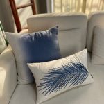 ALMOFADA LINHO BEGE FOLHA AZUL BORDADA BAGUETE