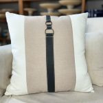 ALMOFADA LINHO BEGE E BRANCO 1 FAIXA COURO PRETO