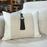 ALMOFADA LINHO BRANCO E BEGE QUADRADA MEIA FAIXA