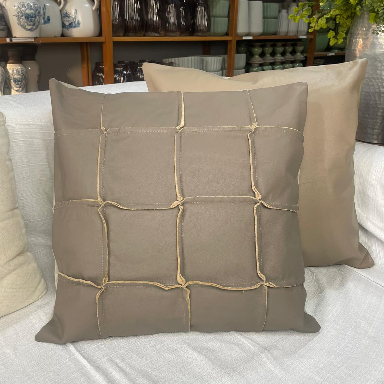 ALMOFADA COURO BEGE FRISO