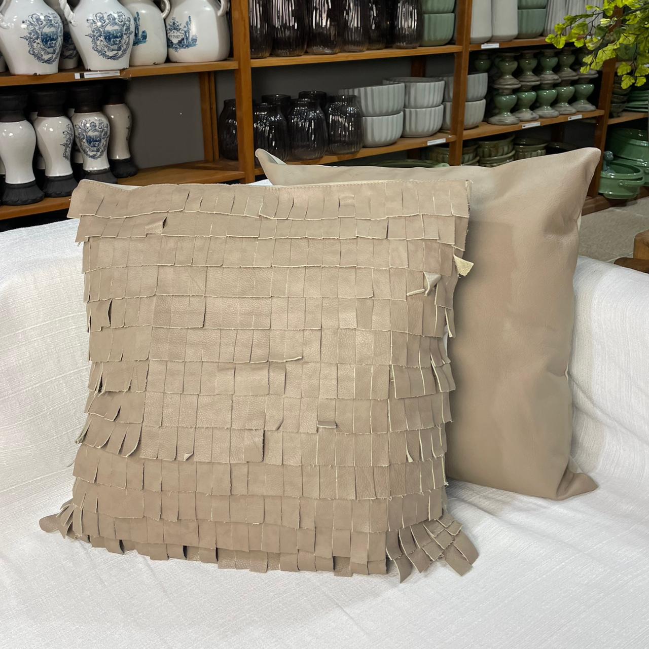 ALMOFADA COURO BEGE FRANJA QUADRADA
